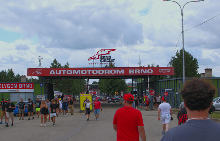Wyjazd na wyścig MotoGP, tylna brama toru