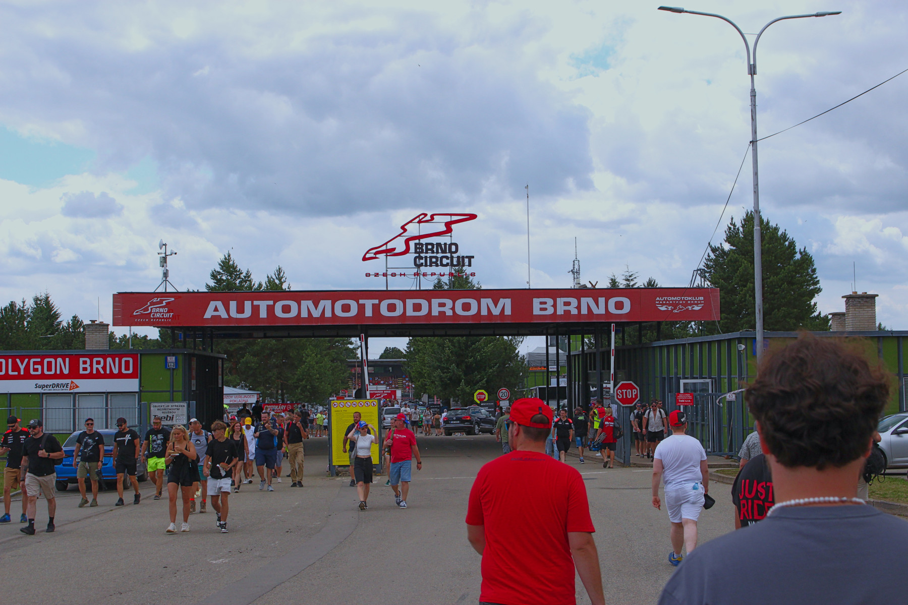 Wyjazd na wyścig MotoGP, tylna brama toru