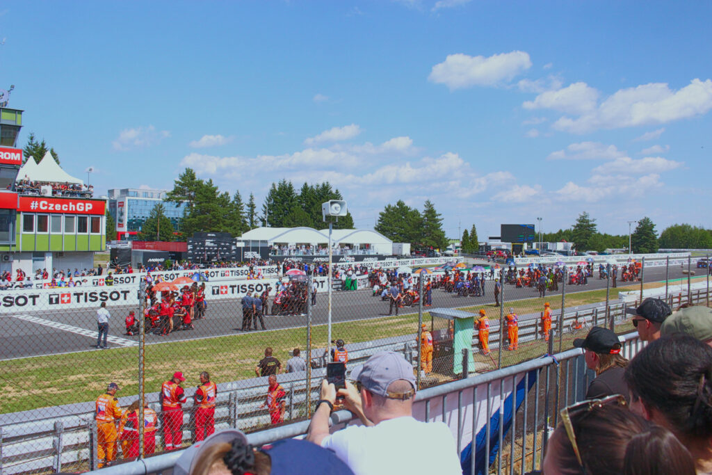 Stawka MotoGP szykująca się do startu niedzielnego wyścigu głównego