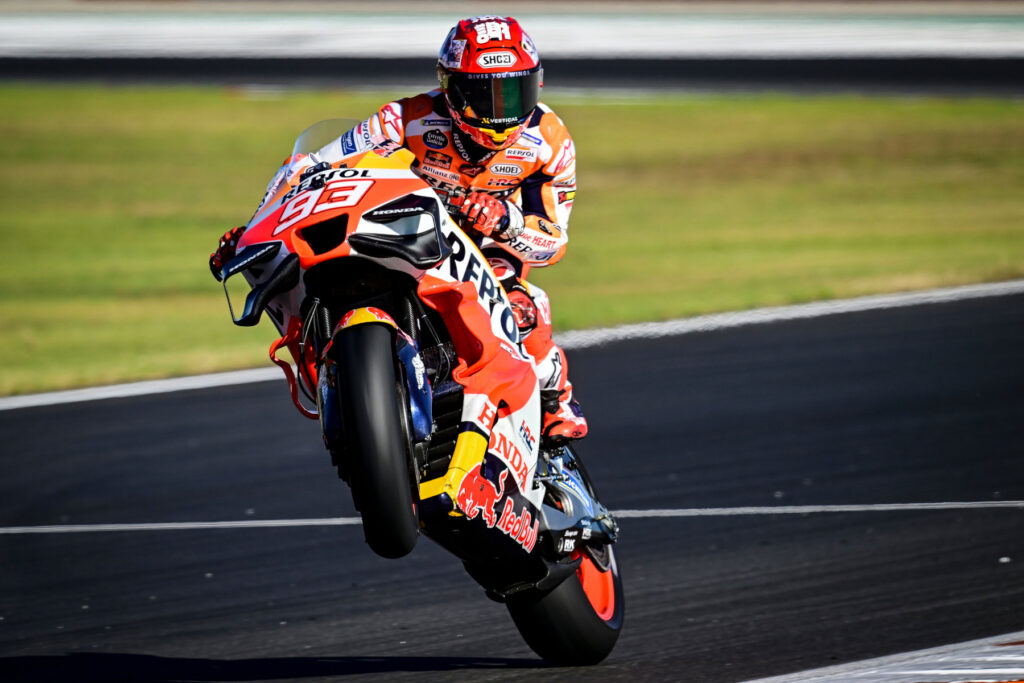 Marc Márquez żegnający się z Hondą podczas Grand Prix Walencji 2023