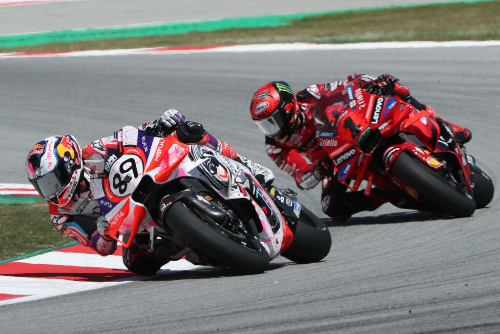 Jorge Martín (#89) oraz Francesco Bagnaia (#1) podczas Grand Prix Katalonii MotoGP 2024