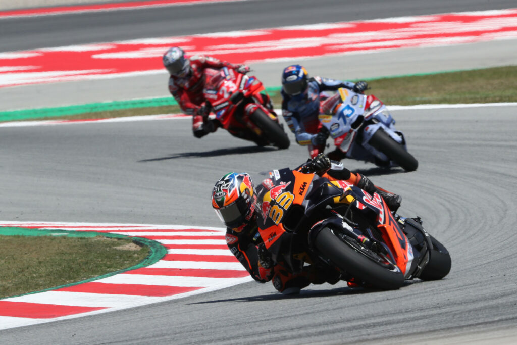 Brad Binder (#33), Álex Márquez (#73) oraz Enea Bastianini (#23) podczas Grand Prix Katalonii MotoGP 2024