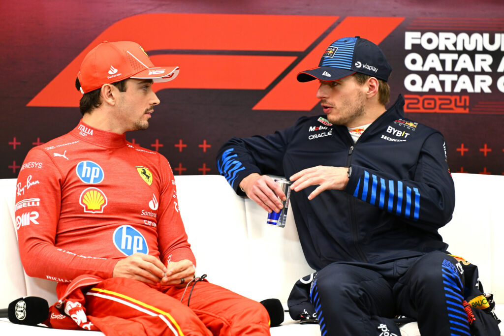 Charles Leclerc i Max Verstappen w trakcie konferencji prasowej