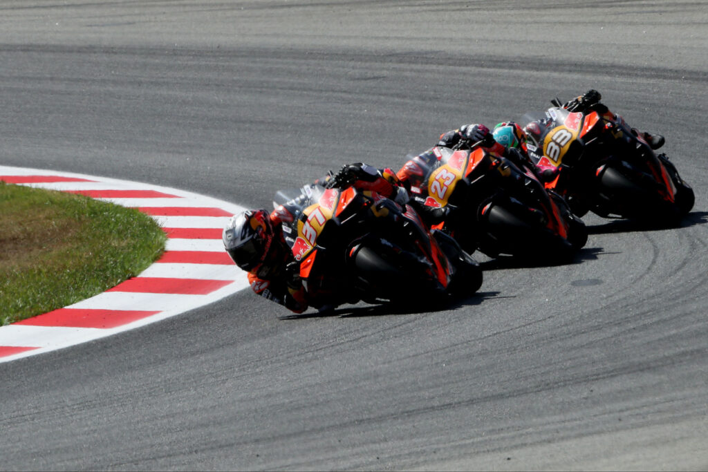 Pedro Acosta (#37), Enea Bastianini (#23) oraz Brad Binder (#33) podczas Grand Prix Katalonii