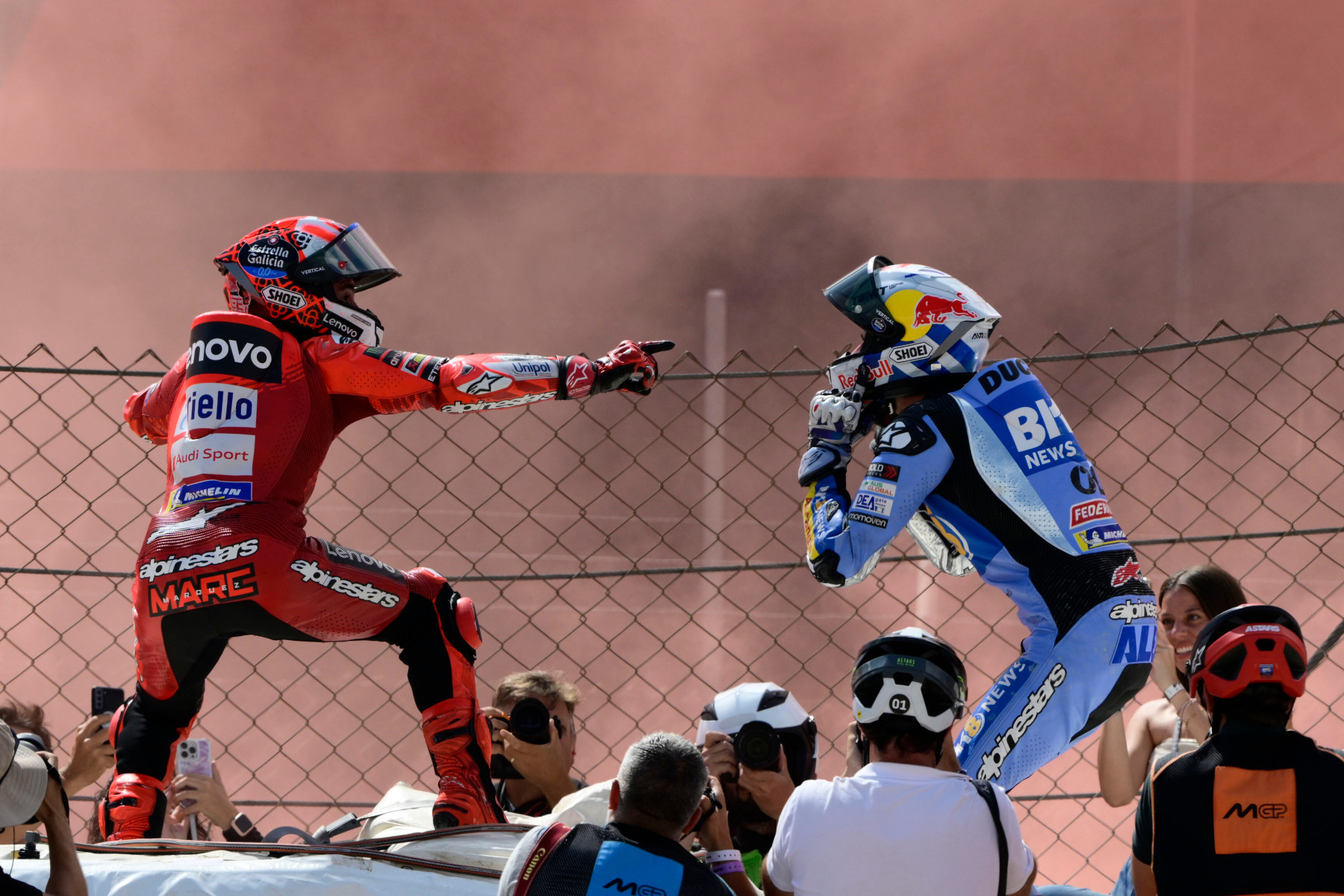 Bracia Márquezowie świętujący dublet w Grand Prix Katalonii