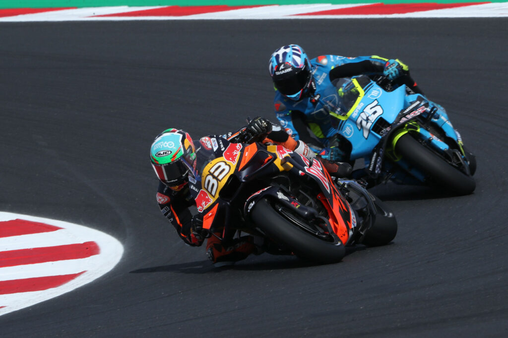 Brad Binder (#33) oraz Raúl Fernández (#25) podczas Grand Prix San Marino