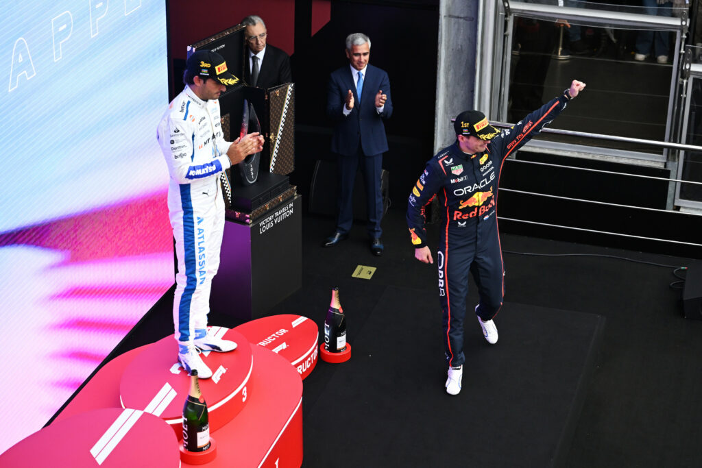 Carlos Sainz oklaskujący Maxa Verstappena na podium Grand Prix Azerbejdżanu