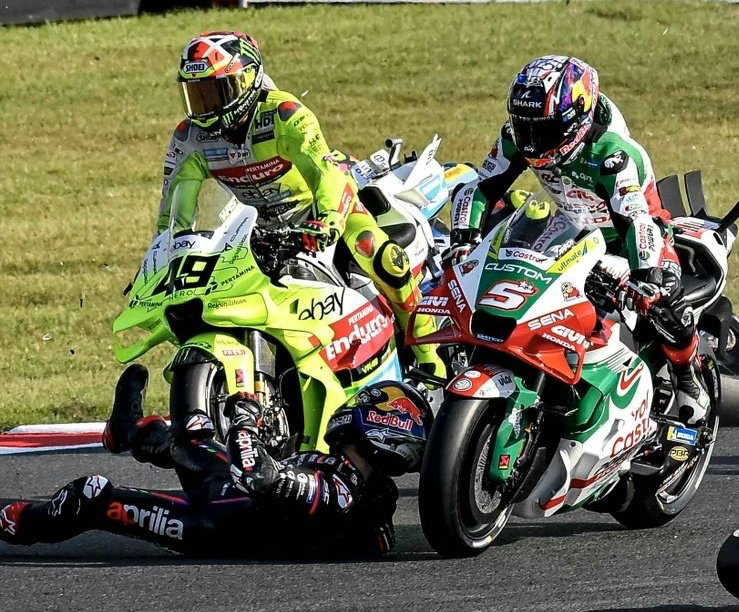 Jorge Martin leżący na torze Motegi po wypadku w pierwszym zakręcie