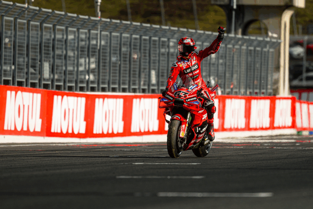 Pecco Bagnaia celebrujący wygraną w sprincie.