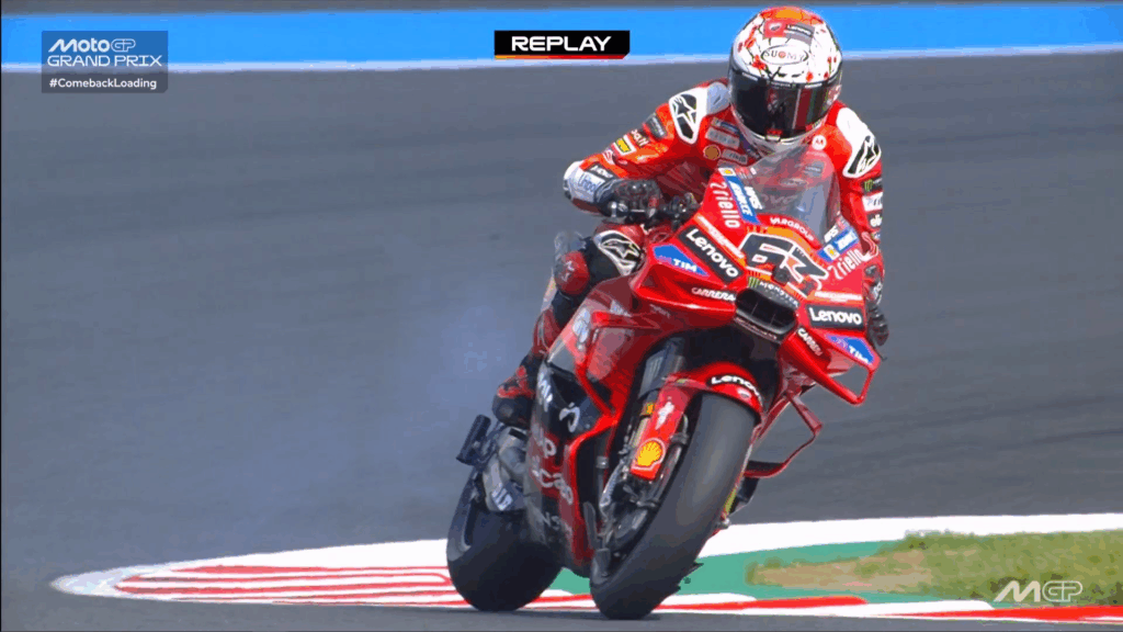 Francesco Bagnaia i jego dymiący motocykl. 