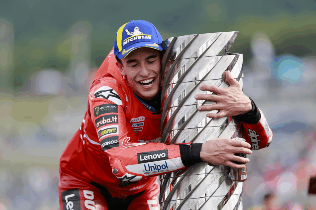 Márquez przytulający mistrzowskie trofeum za sezon 2025.