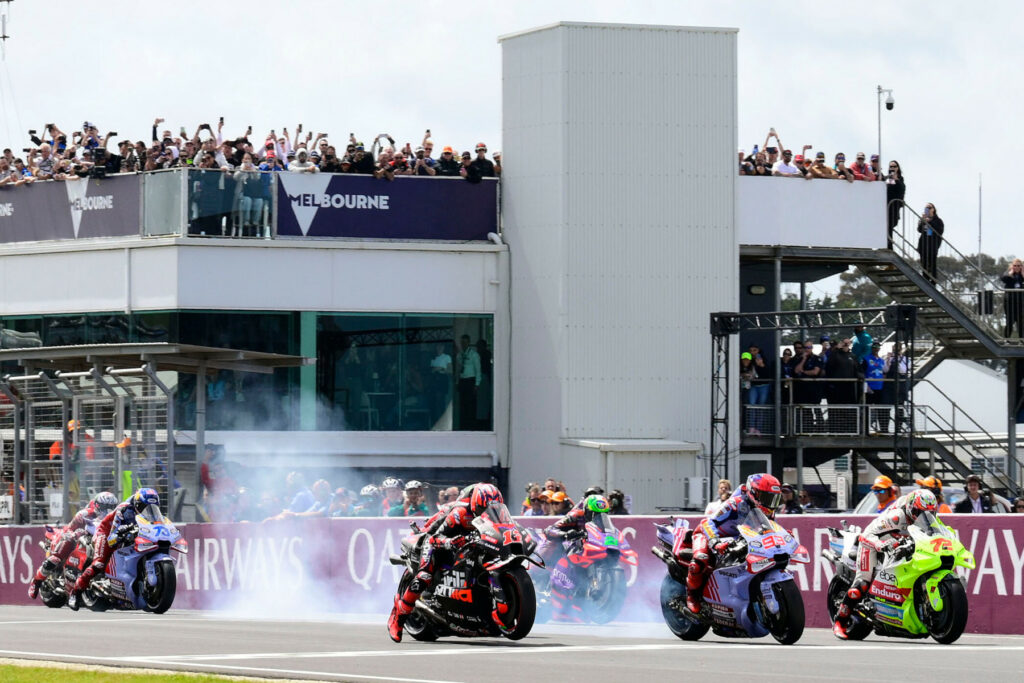 Uślizg Marca Márqueza (#93) na starcie do Grand Prix Australii MotoGP 2024 po najechaniu na leżącą na torze zrywkę