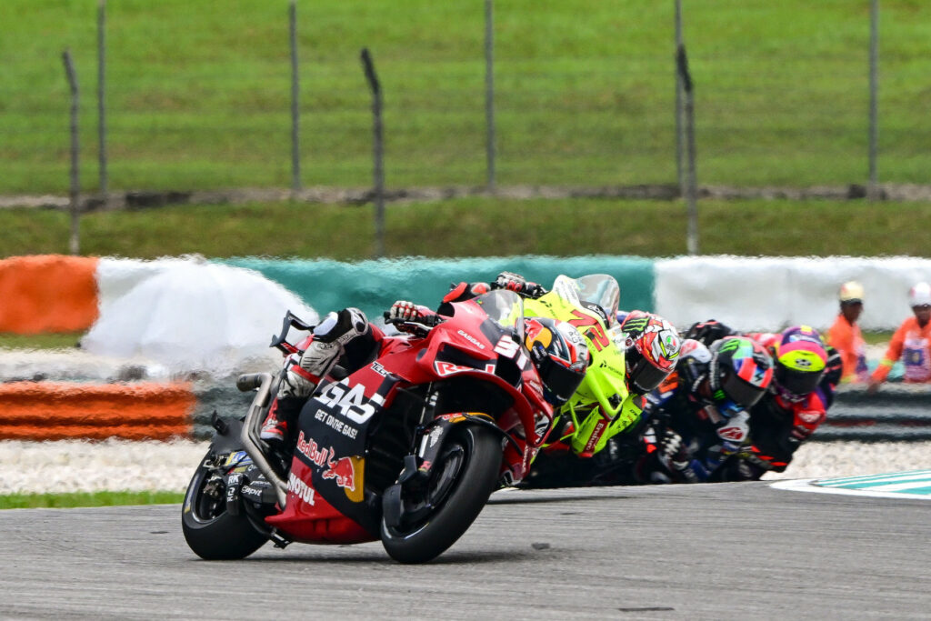 Pedro Acosta (#31), Marco Bezzecchi (#72) podczas Grand Prix Malezji MotoGP 2024