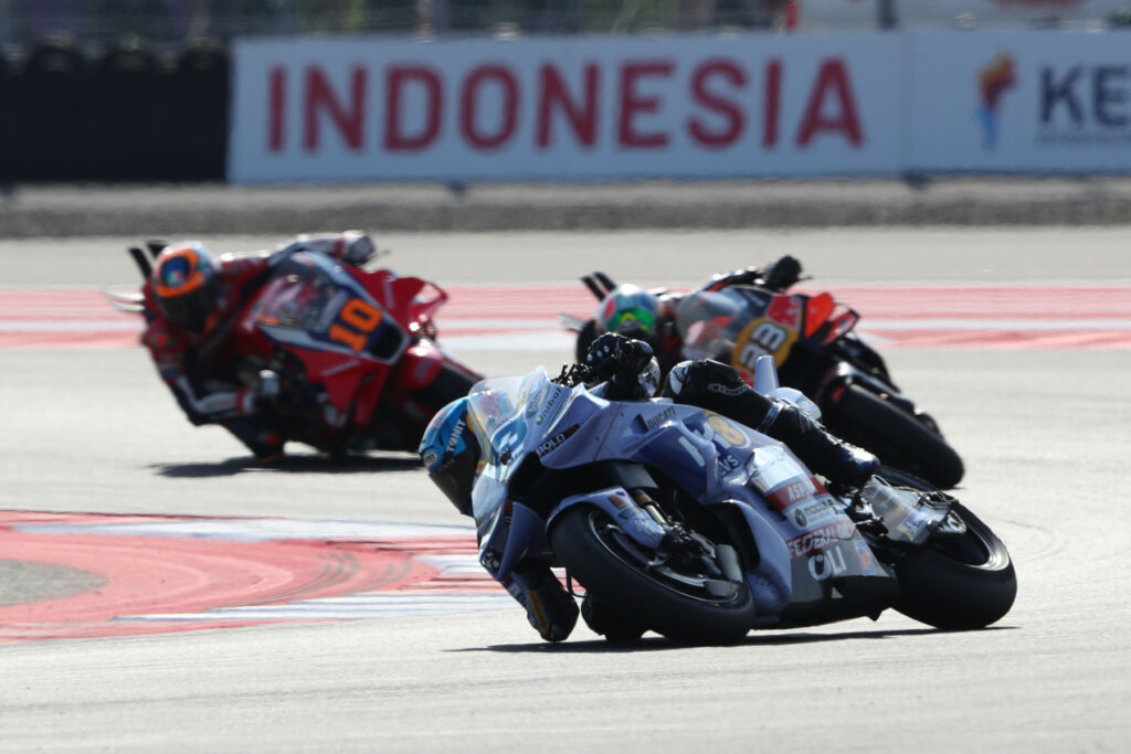Álex Márquez (#73), Brad Binder (#33) oraz Luca Marini (#10) podczas Grand Prix Indonezji MotoGP