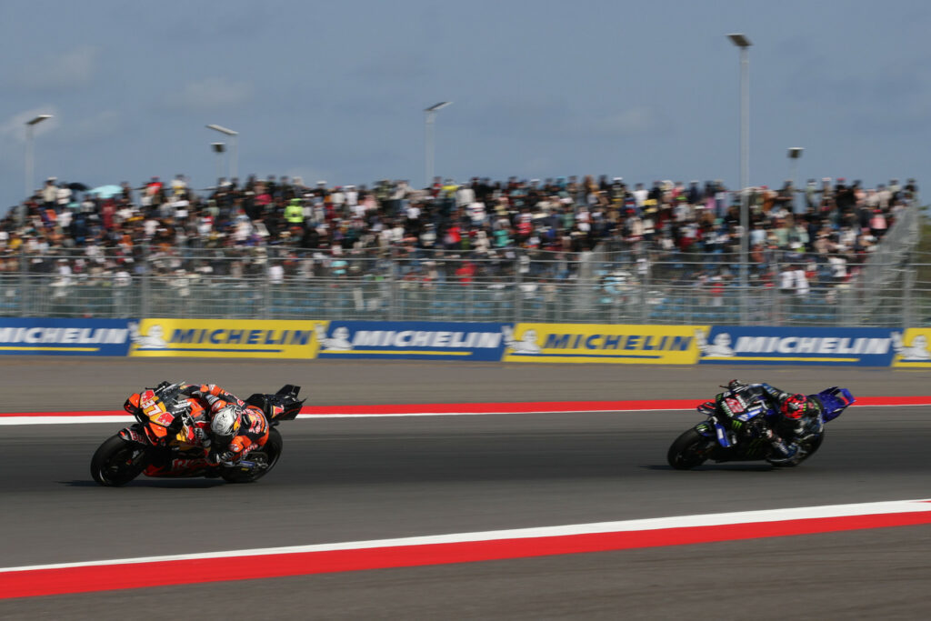 Pedro Acosta (#37) oraz Álex Rins (#42) podczas Grand Prix Indonezji MotoGP