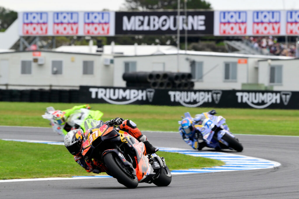 Pedro Acosta (#37), Álex Márquez (#73) oraz Fabio Di Giannantonio (#49) podczas Grand Prix Australii MotoGP
