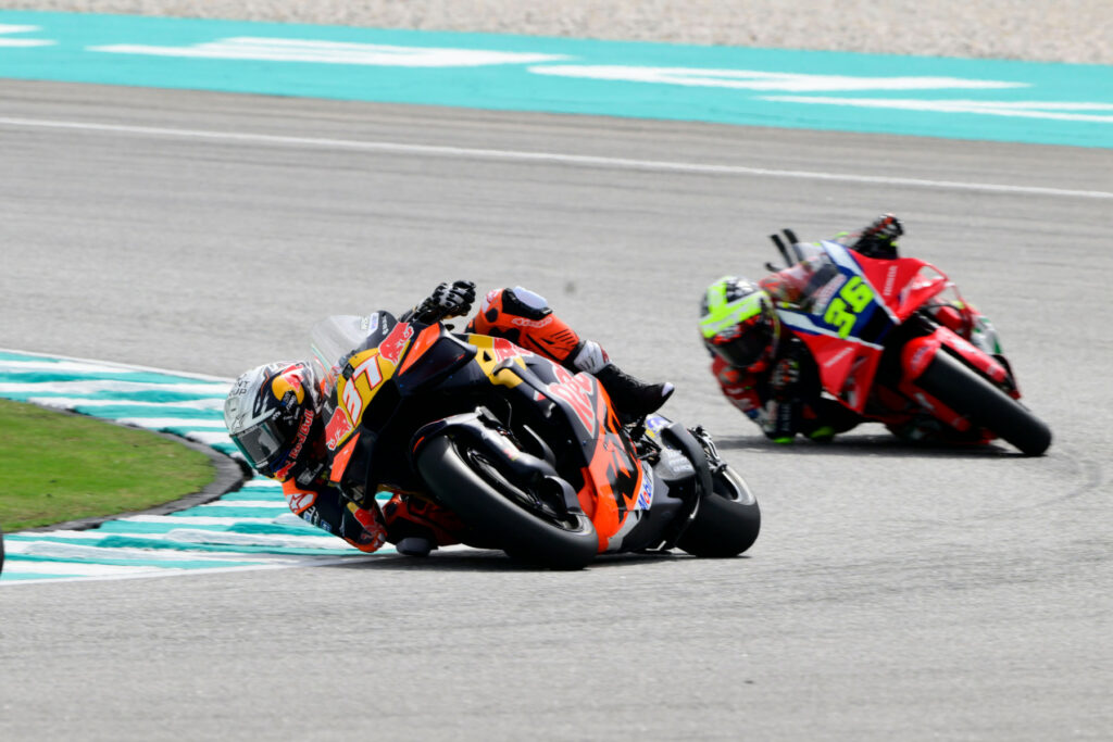 Pedro Acosta (#37) i Joan Mir (#36) podczas Grand Prix Malezji