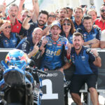 Álex Márquez świętujący zwycięstwo w Grand Prix Malezji