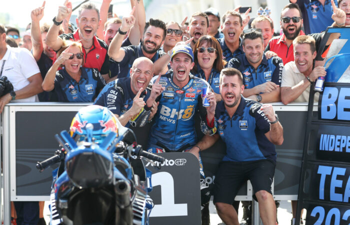 Álex Márquez świętujący zwycięstwo w Grand Prix Malezji