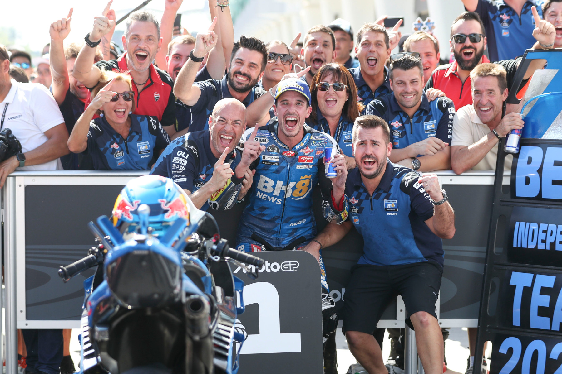 Álex Márquez świętujący zwycięstwo w Grand Prix Malezji