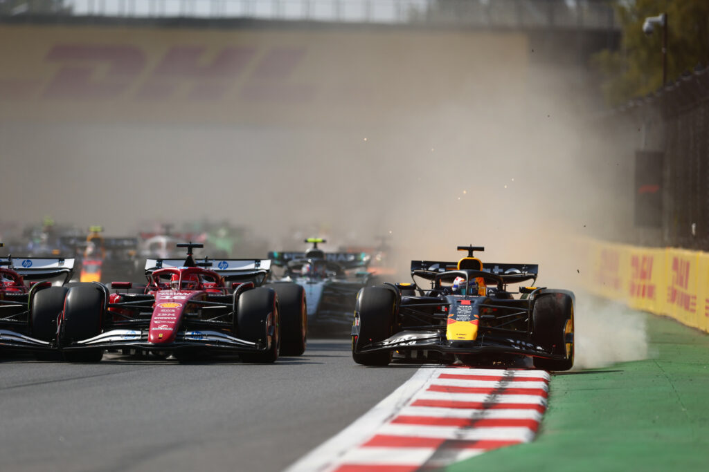 Max Verstappen wyjeżdżający na tarkę przed pierwszym zakrętem w Grand Prix Meksyku.