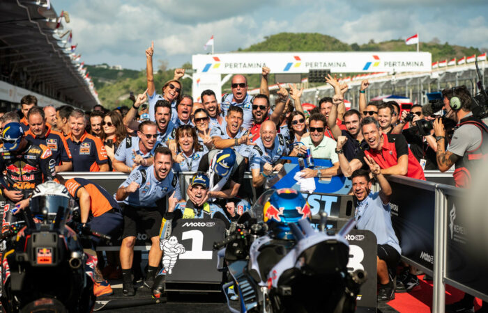 Fermín Aldeguer świętujący zwycięstwo w Grand Prix Indonezji