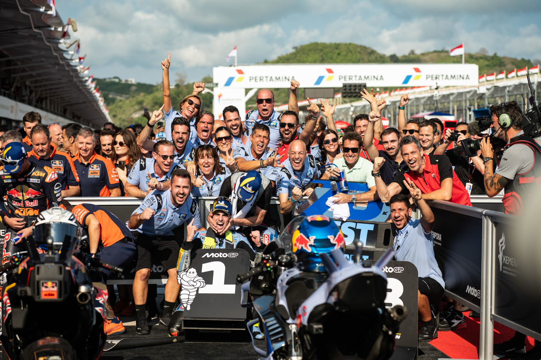 Fermín Aldeguer świętujący zwycięstwo w Grand Prix Indonezji