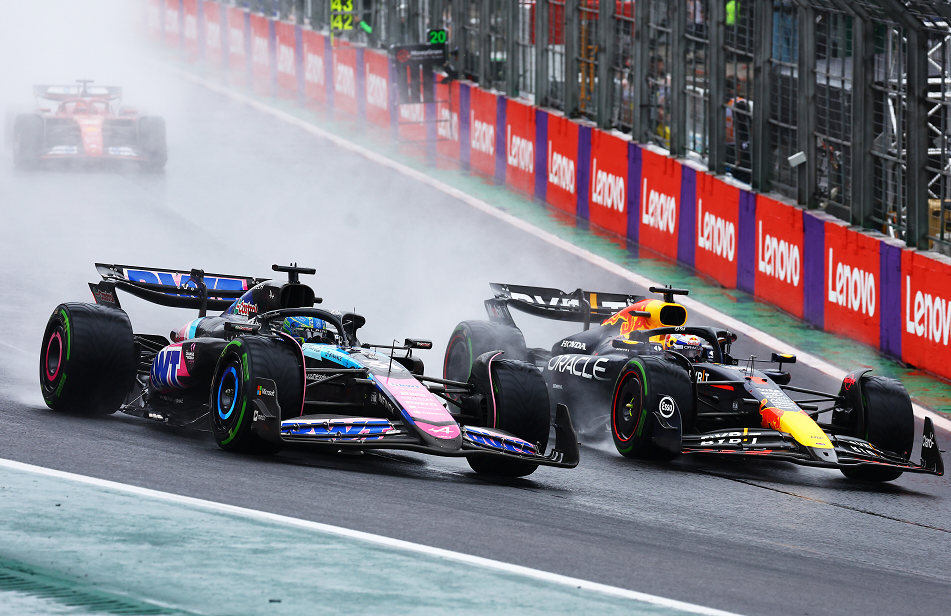 Max Verstappen wyprzedzający Estebana Ocona w pierwszym zakręcie Grand Prix Brazylii 2024.