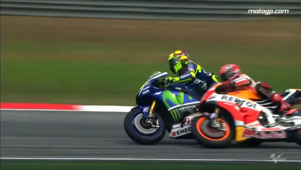Zderzenie Valentino Rossiego i Marca Márqueza podczas Grand Prix Malezji MotoGP 2015
