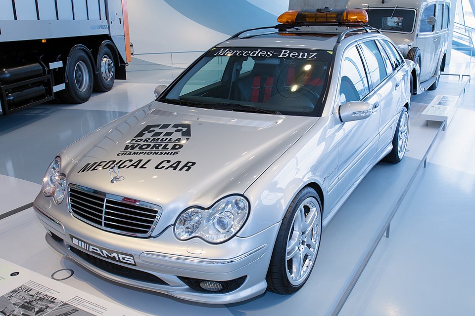 Biały samochód medyczny Formuły 1, marki Mercedes-Benz, którym kierował Alex Ribeiro.