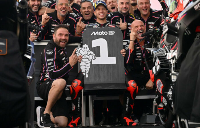 Marco Bezzecchi świętujący zwycięstwo w Grand Prix Walencji MotoGP