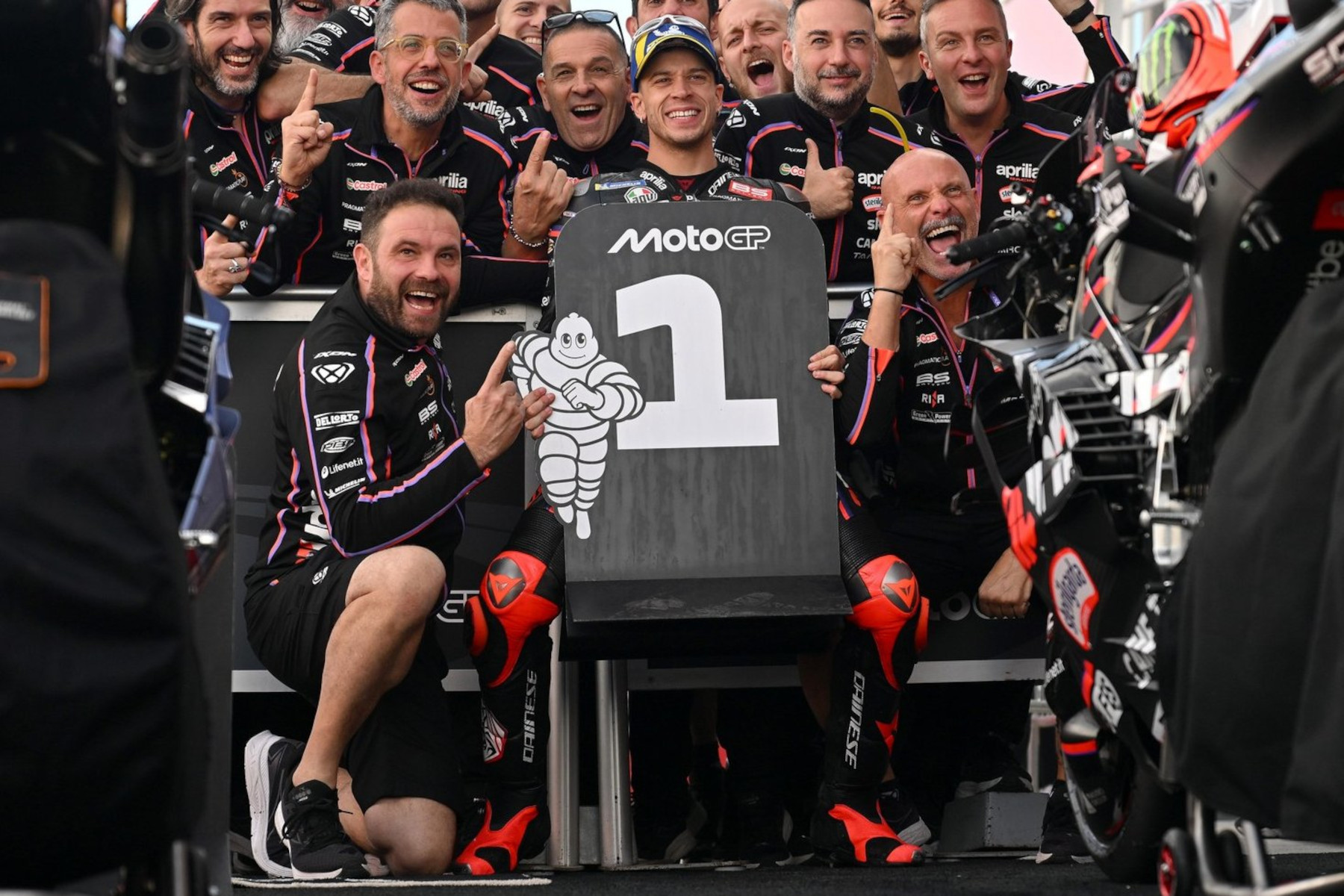 Marco Bezzecchi świętujący zwycięstwo w Grand Prix Walencji MotoGP