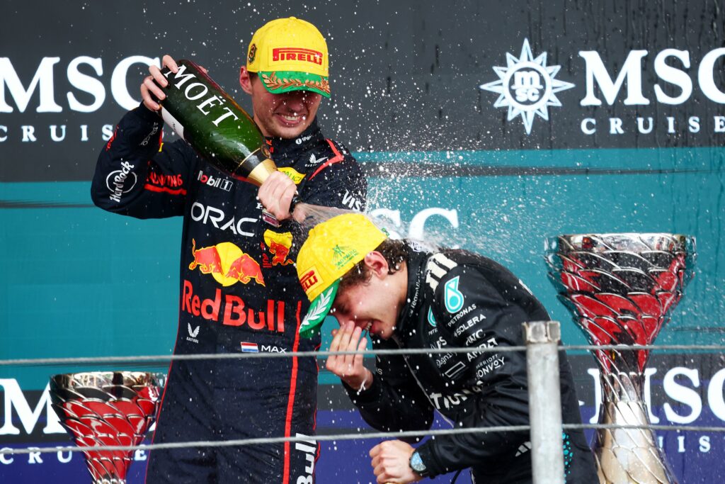 To pierwszy raz, gdy Kimi Antonelli zajmuje drugi stopień podium. Max Verstappen z Red Bulla oblewa szampanem Kimiego Antonellego z Mercedesa.