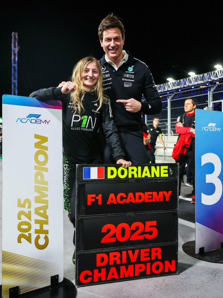 Doriane Pin związana jest z Mercedesem, dlatego bardzo często można ją spotkać w towarzystwie Toto Wolffa.