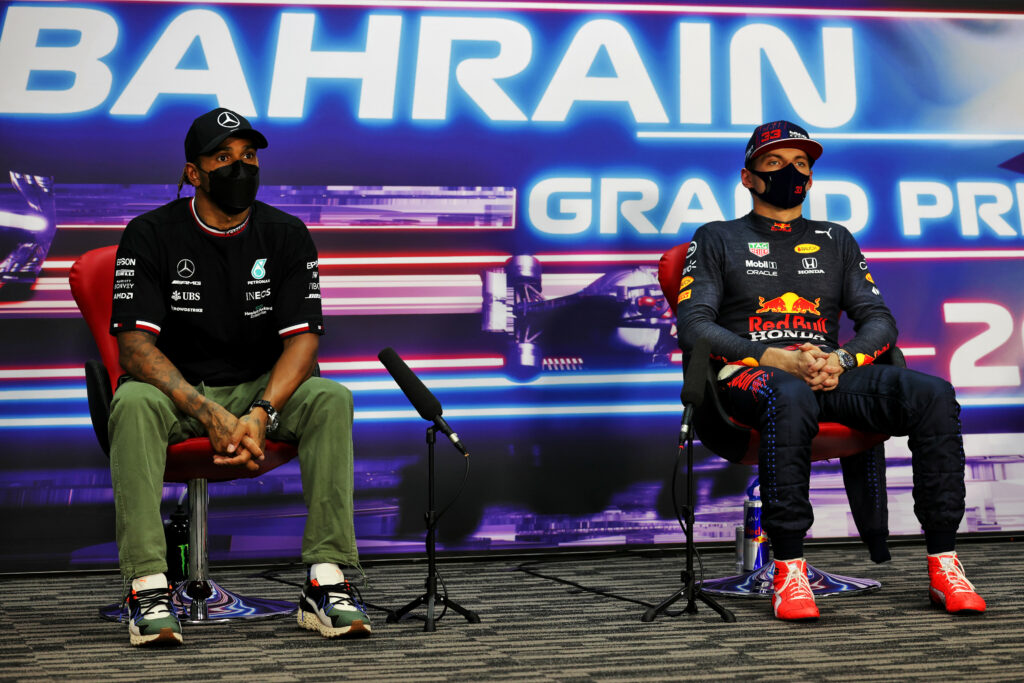 Lewis Hamilton i Max Verstappen po kwalifikacjach do Grand Prix Bahrajnu 2021. 
