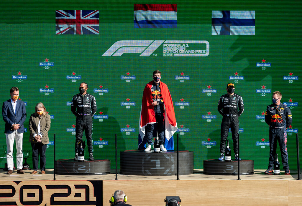 Lewis Hamitlon, Max Verstappen oraz Valtteri Bottas na podium w Grand Prix Holandii 2021. 
