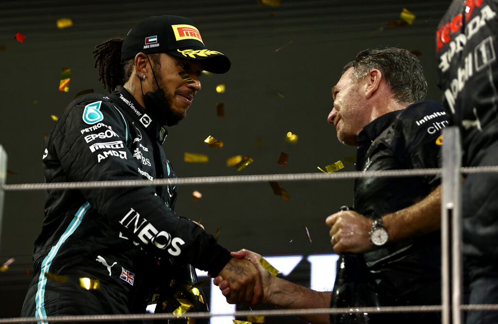 Lewis Hamilton i Christian Horner po Grand Prix Abu Zabi 2021 - wyścigu w którym Max Verstappen wygrał swój pierwszy mistrzowski tytuł