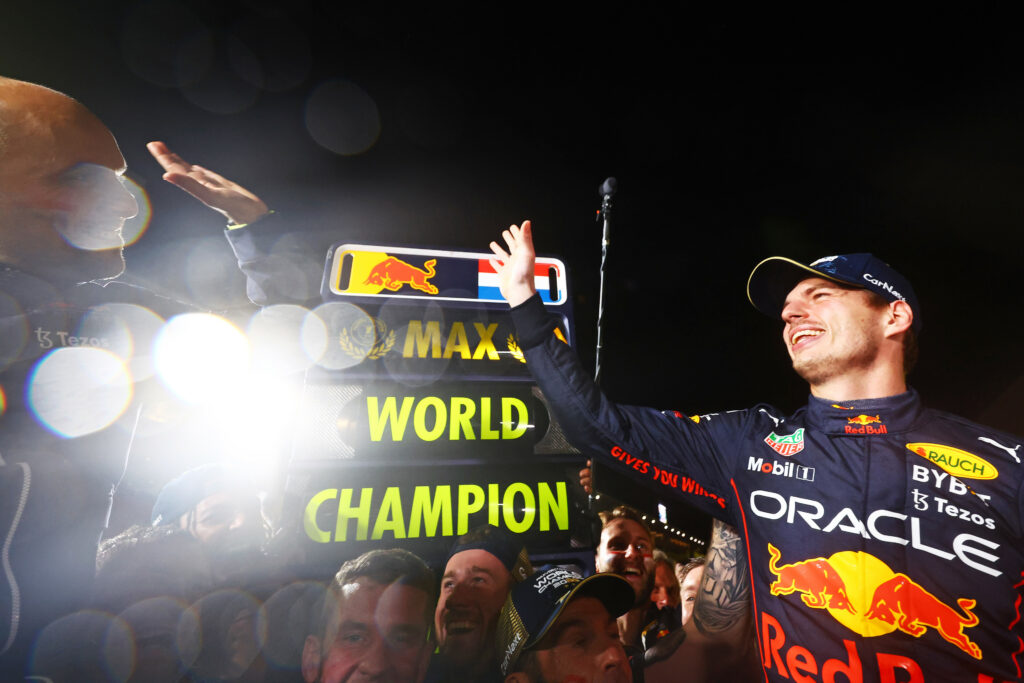 Max Verstappen świętujący swój drugi tytuł mistrzowski. 