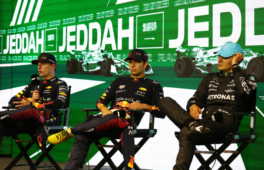 Max Verstappen, Sergio Pérez i George Russell na konferencji prasowej po Grand Prix Arabii Saudyjskiej 2023. 