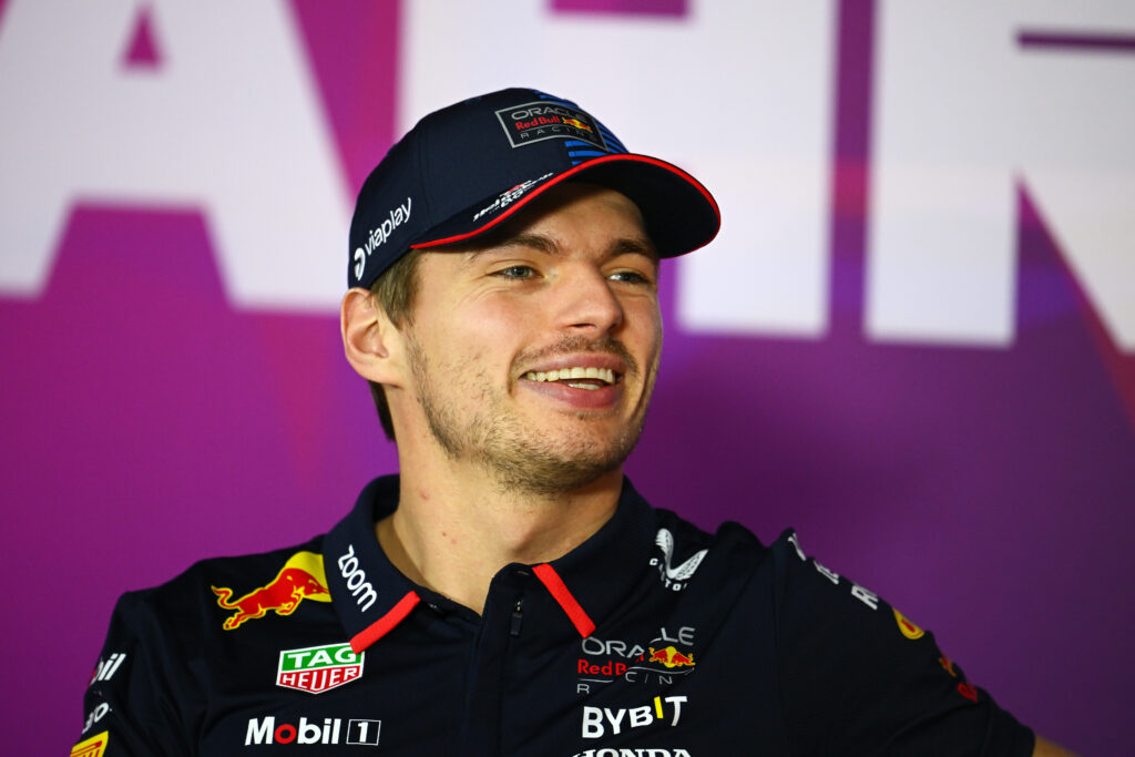 Max Verstappen na konferencji prasowej w Bahrajnie 2024. 