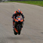 Jack Miller skaczący w Portimão podczas Grand Prix Portugalii MotoGP 2024