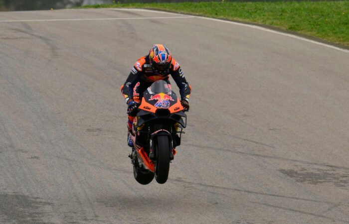 Jack Miller skaczący w Portimão podczas Grand Prix Portugalii MotoGP 2024