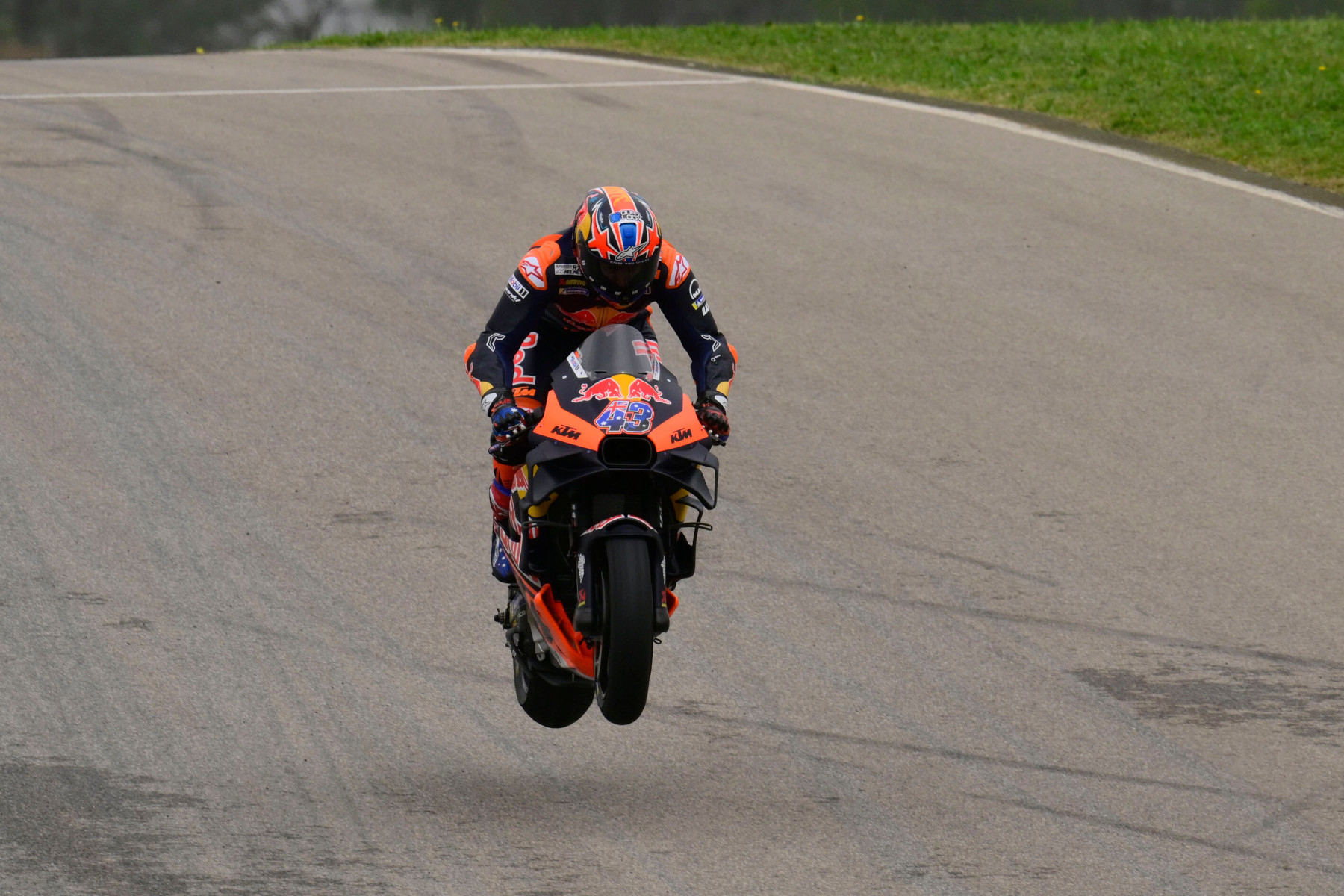 Jack Miller skaczący w Portimão podczas Grand Prix Portugalii MotoGP 2024