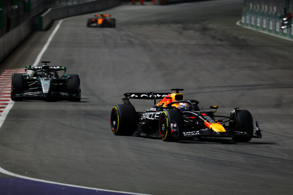 Max Verstappen na prowadzeniu w Grand Prix Las Vegas. 
