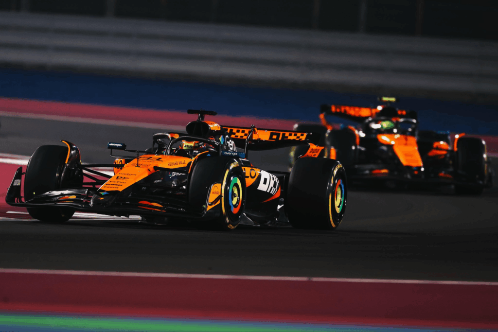 Oscar Piastri na prowadzeniu w Grand Prix Kataru. 
