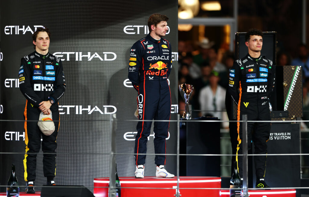 Smutny Oscar Piastri, rozczarowany Max Verstappen i wzruszony Lando Norris na podium po Grand Prix Abu Zabi 2025.
