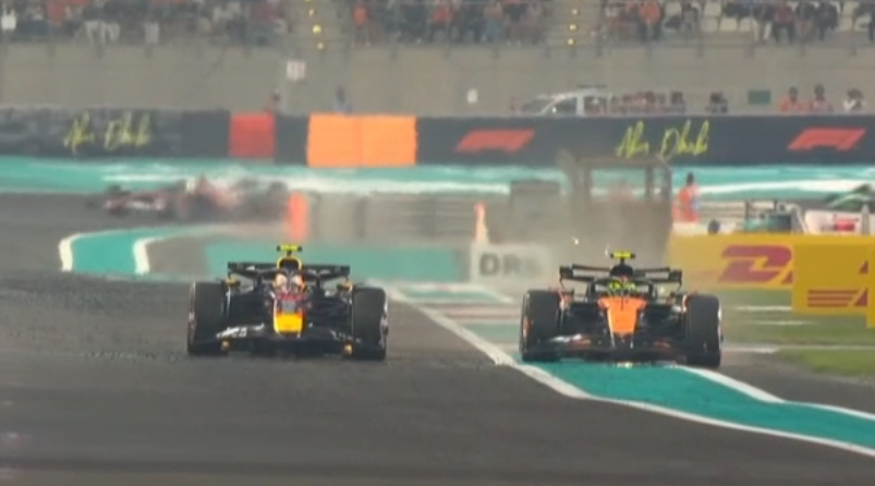 Lando Norris atakujący Yukiego Tsunodę poza torem, Grand Prix Abu Zabi 2025.