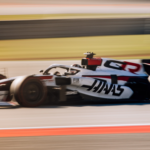 Bolid Haasa w trakcie Shakedownu w Barcelonie