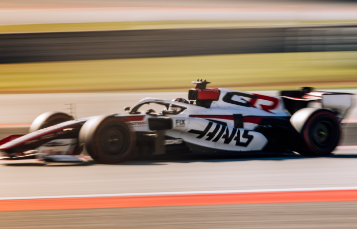 Bolid Haasa w trakcie Shakedownu w Barcelonie