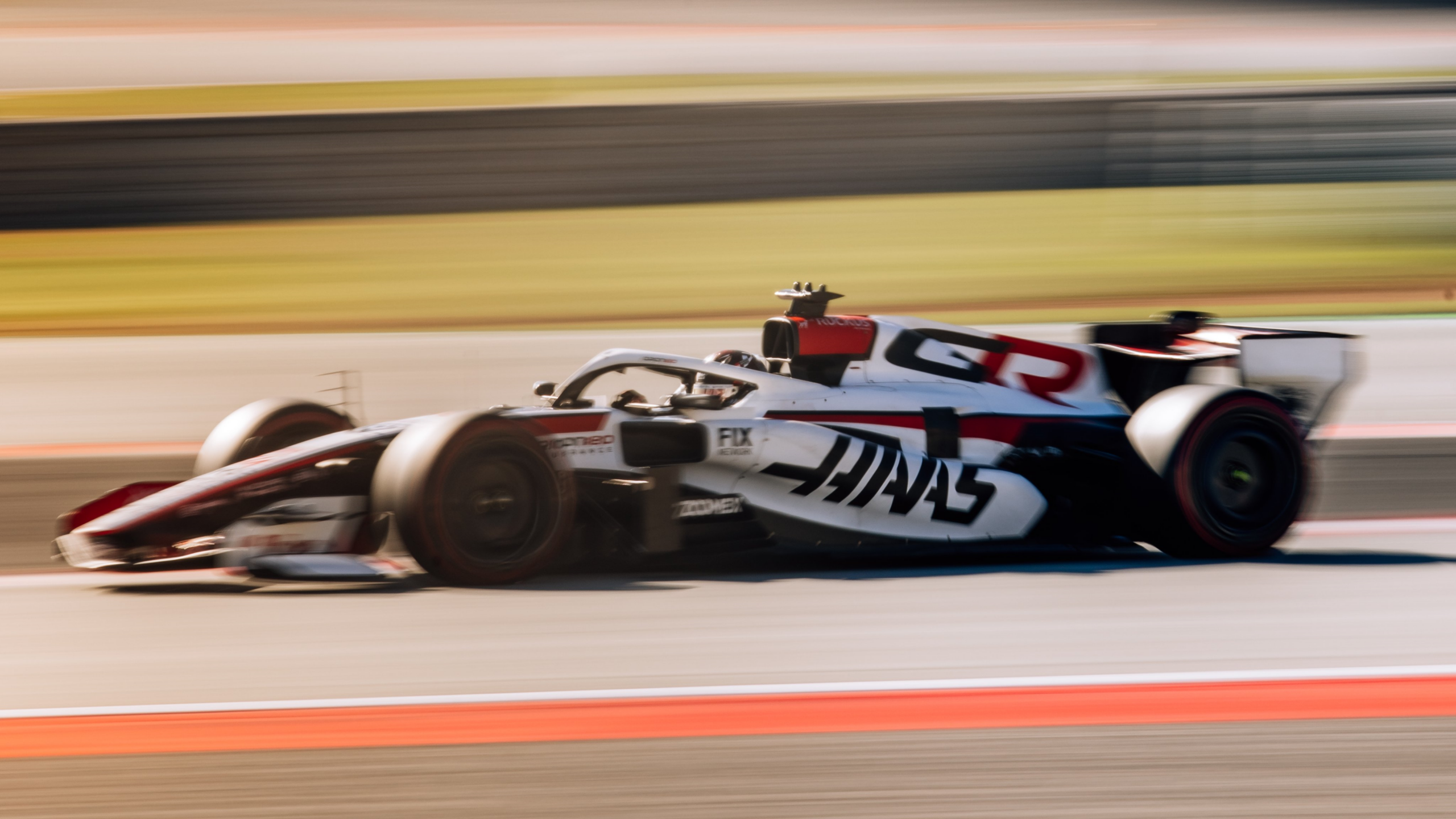 Bolid Haasa w trakcie Shakedownu w Barcelonie